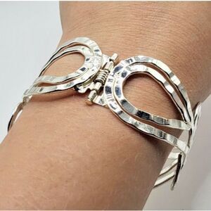 Silvertone Hammered Bangle Bracelet 7in Hinged